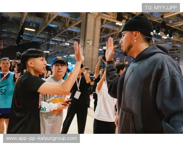 球星在训练营练习连续短传后的冲刺插上，形成进攻链条