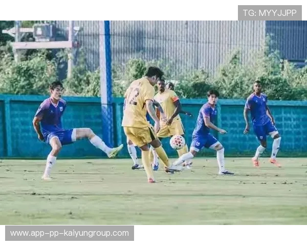 深圳新鹏城中场强硬顶抢，逼得对手只能回传